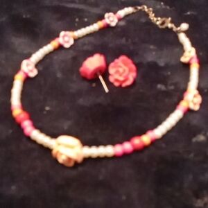 Red and White Floral Necklace with Elegant Design